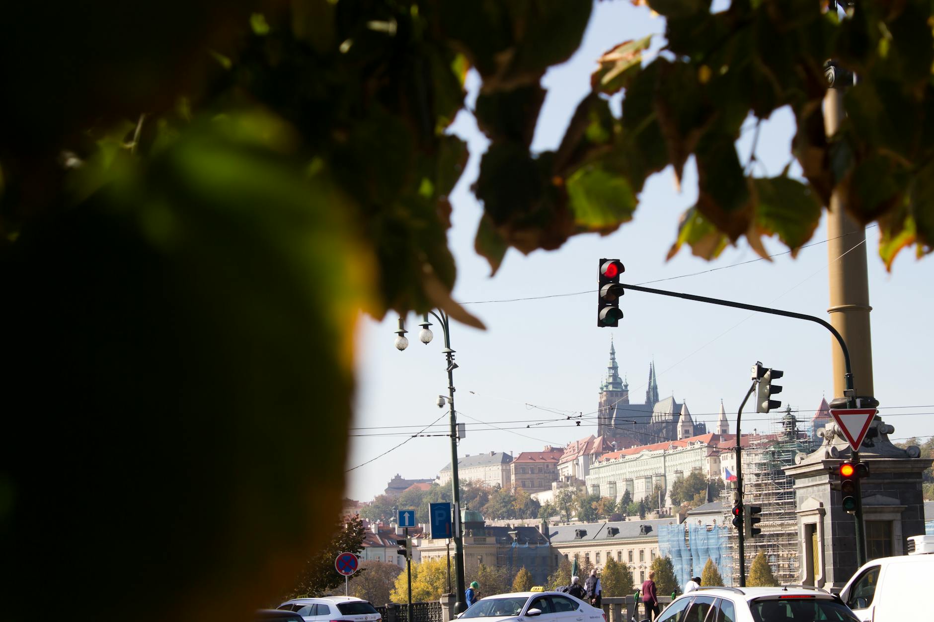 Zamek praski widziany z ruchliwej ulicy w jesiennej scenerii